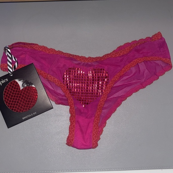 Bristols Six: Nippies Moulin Heart & Cheeky Panty Set – Hot Pink/Red - Picture 5 of 6